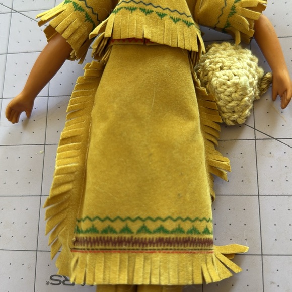 Carlson Doll Co. Vintage Cherokee & Avon 1991 Native American porcelain dolls. - Picture 8 of 10